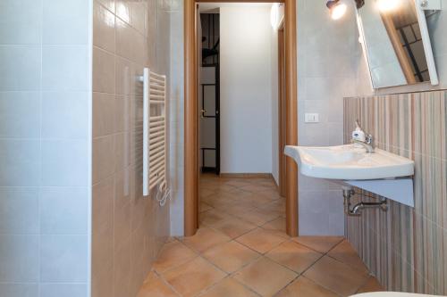 a bathroom with a sink and a mirror at Cicale relaxing home - aria condizionata, parcheggio, giardino in Termoli