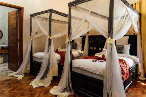 Ένα ή περισσότερα κρεβάτια σε δωμάτιο στο Shoki Shoki Lodge Arusha