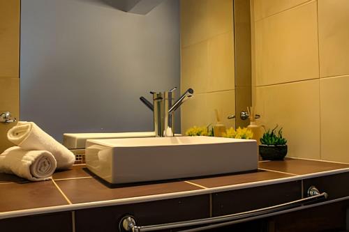 a bathroom with a white sink and a mirror at Hermosa Casa, Chacras de Coria-Pileta-Parrilla-AA in Ciudad Lujan de Cuyo