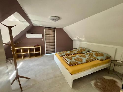 ein Schlafzimmer mit einem Bett in einem Zimmer in der Unterkunft Trinity Ranch in 