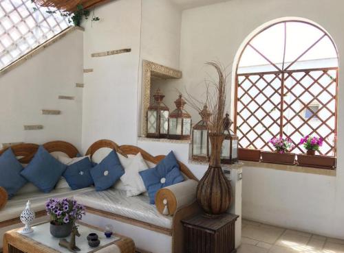 Una sala de estar con un sofá y una ventana. en La Zagara, en Nardò