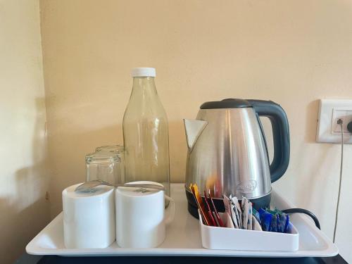 Příslušenství pro přípravu čaje a kávy v ubytování Villa Theresa Beach Resort