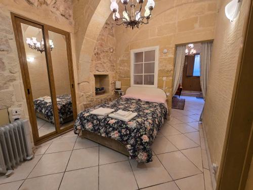 Postel nebo postele na pokoji v ubytování Charming rustic getaway in Xaghra, Gozo.