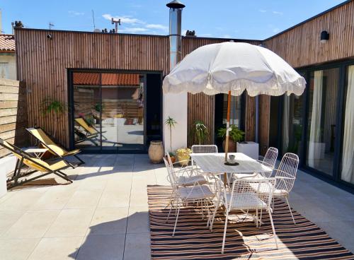 Patio alebo iná vonkajšia časť ubytovania Nid douillet sur roof top