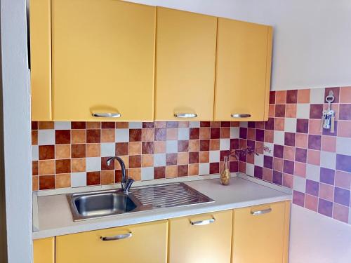 Η κουζίνα ή μικρή κουζίνα στο Grande appartamento con terrazza panoramica a 500mt dal mare