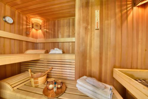 een sauna met een tafel en een klok erin bij Ferienwohnung Ostseeloft 5 im Haus Prora Düne 7 in Binz