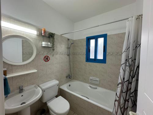 Ένα μπάνιο στο Cozy 2-bd ap near the sea!