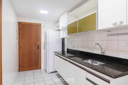 Η κουζίνα ή μικρή κουζίνα στο Apto 3 Quartos a 190m da Praia EPP0602
