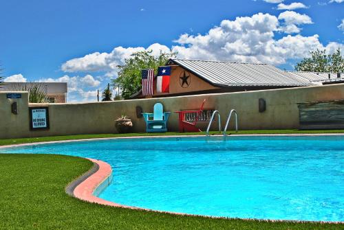 - une piscine en face d'une maison dans l'établissement The Maverick Inn, à Alpine