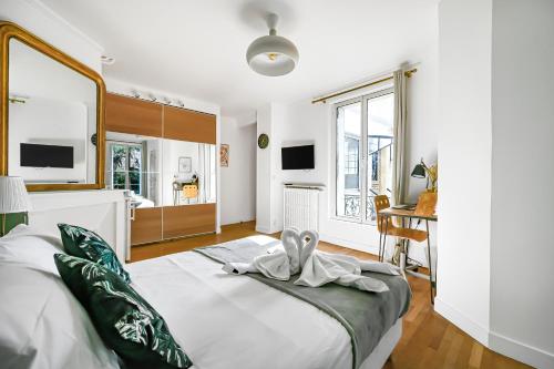 une chambre avec un lit avec une serviette dessus dans l'établissement La Verdure - Chambre cosy aux portes de Paris, à Bagneux
