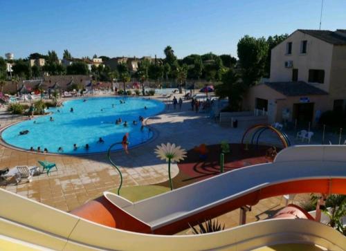 - une grande piscine avec des personnes dans l'établissement Mobil Home Oliviers 4, à Valras-Plage