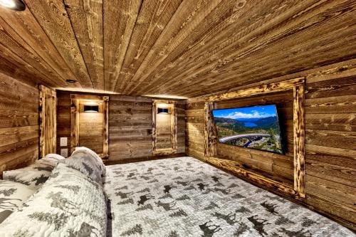 Cama o camas de una habitación en First level studio Unit #7 close to everything bike, ski, swim Zephyr Cove!