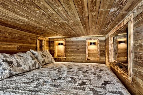 Cama o camas de una habitación en First level studio Unit #7 close to everything bike, ski, swim Zephyr Cove!