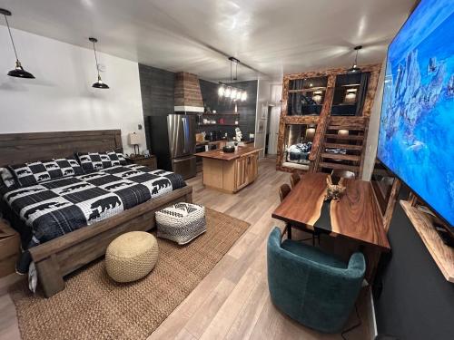 Cama o camas de una habitación en First level studio Unit #7 close to everything bike, ski, swim Zephyr Cove!