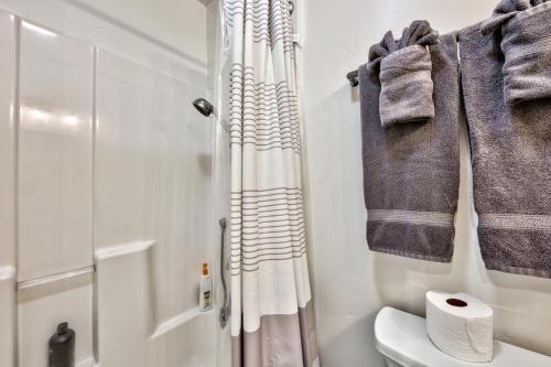 Un baño de First level studio Unit #7 close to everything bike, ski, swim Zephyr Cove!