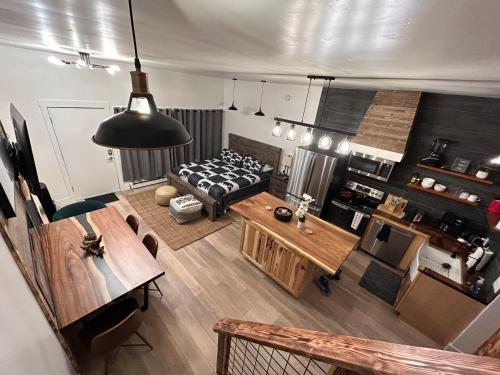 - Vistas aéreas a la sala de estar y al dormitorio en First level studio Unit #7 close to everything bike, ski, swim Zephyr Cove!, en Zephyr Cove