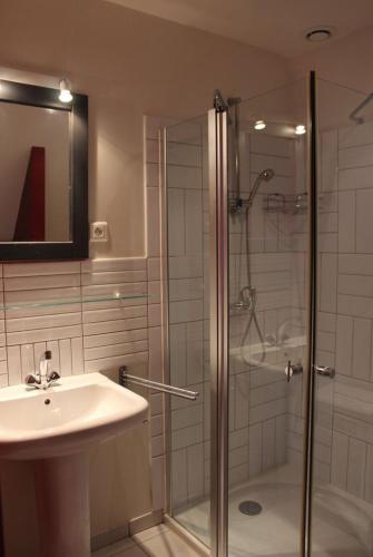 une salle de bain avec une douche en verre et un lavabo dans l'établissement Domaine des Daims de la Baie de Somme, à Domqueur