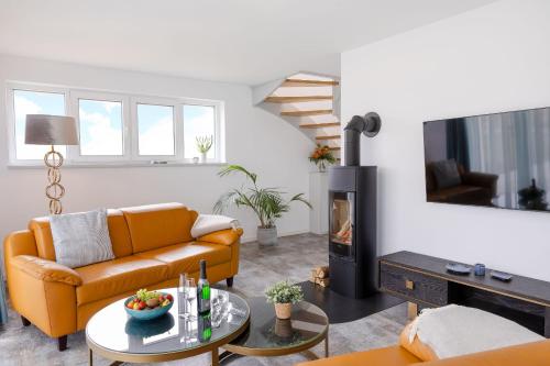 TV a/nebo společenská místnost v ubytování Ferienhaus Neukamp 17C Seehütte
