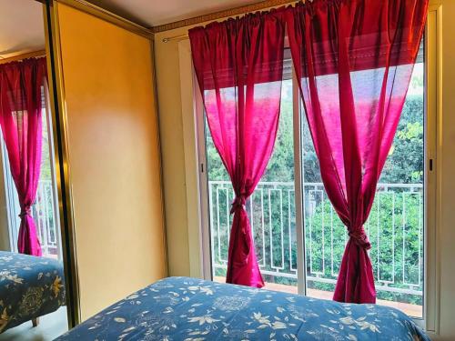 - une chambre avec un lit et une fenêtre avec des rideaux roses dans l'établissement Maison au calme avec jardin, à Marseille
