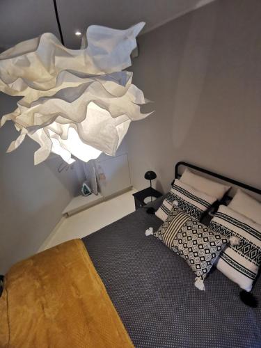 une chambre avec un lit avec un tableau sur le mur dans l'établissement Proche Saint-Émilion, confortable gîte rénové avec terrasse - 2 personnes, à Sainte-Terre