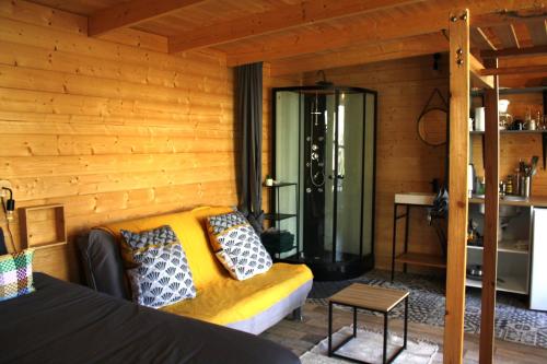Χώρος καθιστικού στο Chalet 2 en bois avec accès piscine