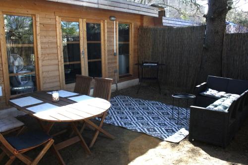 Αίθριο ή υπαίθριος χώρος στο Chalet 2 en bois avec accès piscine
