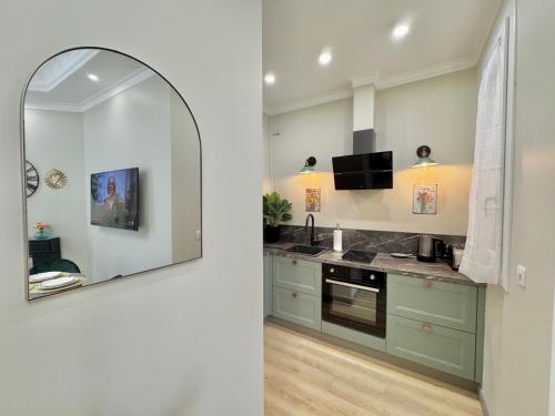 - une cuisine avec un miroir mural dans l'établissement Amour-35, à Nice