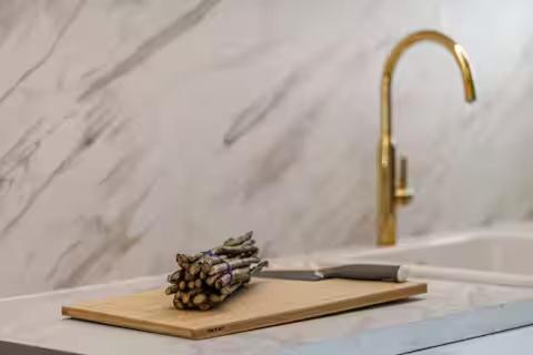 un couteau sur une planche de découpe à côté d'un évier dans l'établissement Sunlight Properties - Suze Modern City Studio, à Beausoleil