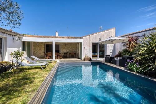 ein Swimmingpool im Hinterhof eines Hauses in der Unterkunft 339 - La Balinaise - Villa with pool in Sainte-Marie-de-Ré