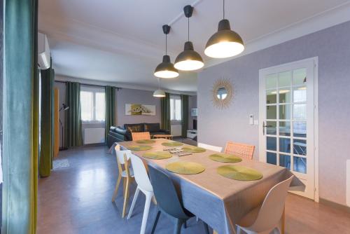 une salle à manger et un salon avec une table et des chaises dans l'établissement Villa de la Douloustre, à Montgaillard