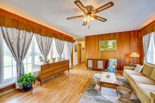 Χώρος καθιστικού στο Mid-Century 1950s Retreat with Rec Room in Monett!