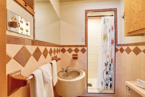 Ένα μπάνιο στο Mid-Century 1950s Retreat with Rec Room in Monett!