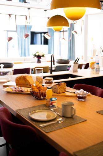 Una mesa con un plato de comida encima en Villa Loire Harmony, en Ancenis
