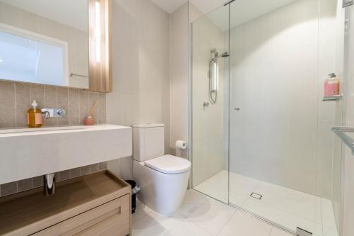 Un baño con inodoro y ducha de cristal. en The Oracles Tower - Lv 31 Dreamy Stay Above The Star Casino, en Brisbane