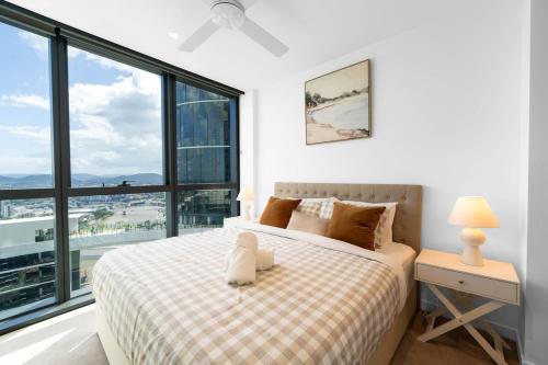 Un dormitorio con una cama y una ventana grande en The Oracles Tower - Lv 31 Dreamy Stay Above The Star Casino, en Brisbane