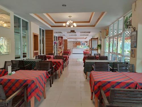 Restoran atau tempat lain untuk makan di Cabbages & Condoms Hotel Ratchaburi