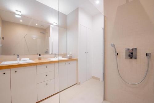 une salle de bain avec deux lavabos et une douche dans l'établissement Beautiful Duplex Heart of Paris, à Paris