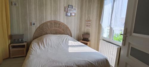une chambre avec un lit et une fenêtre dans l'établissement Charmante maisonnette proche plage, à Châtelaillon-Plage