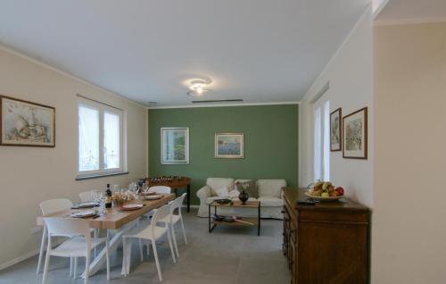 a living room with a table and a dining room at 3 Bedroom Nice Home In Ripa in Vallecchia
