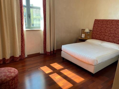 Ένα ή περισσότερα κρεβάτια σε δωμάτιο στο Poli Hotel