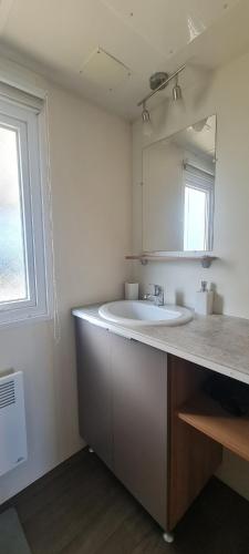 une salle de bain avec un lavabo blanc et un miroir dans l'établissement 