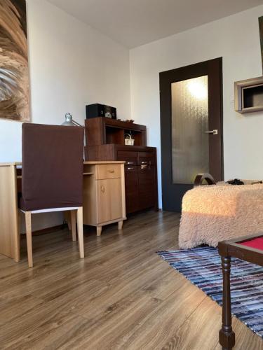 Kuchyňa alebo kuchynka v ubytovaní Apartament NOC Z OBRAZEM - balkon - Warszawa Praga