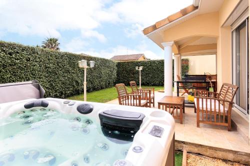 - un bain à remous dans l'arrière-cour d'une maison dans l'établissement Villa Melchivany - Nature et Océan, à Messanges