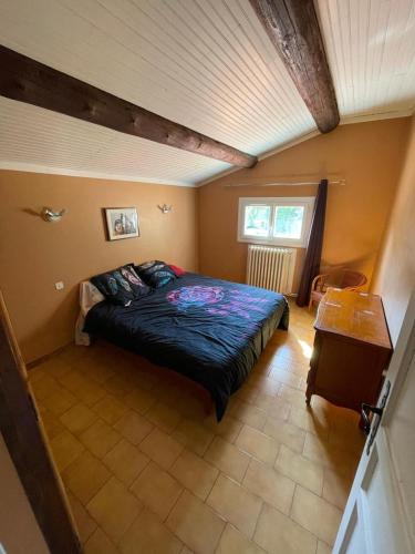 une chambre avec un lit dans une pièce dans l'établissement Appartement, à Courthézon