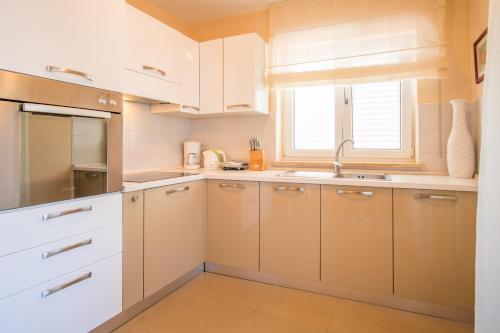 Kuhinja oz. manjša kuhinja v nastanitvi Villa Palma