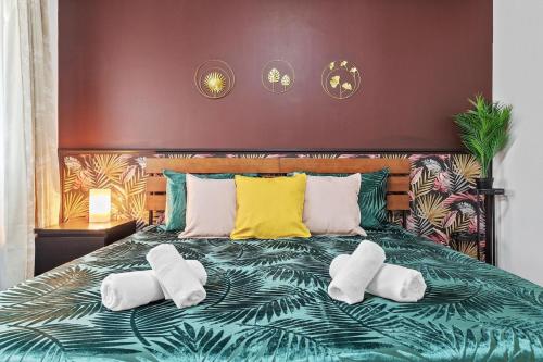 a bed with two white towels on top of it at City Flat with a master size bed in London