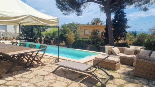 Photo de la galerie de l'établissement Mont Saint Clair Villa with pool and sea view, à Sète