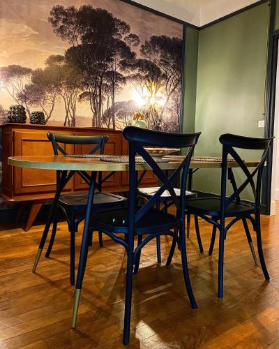 une salle à manger avec deux chaises et une table dans l'établissement Grand appartement cozy et lumineux au centre d'Orleans, à Orléans