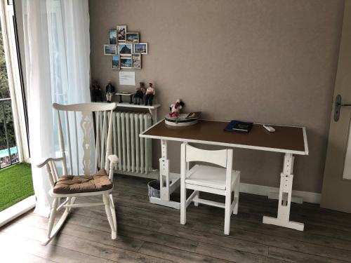 a desk and chairs in a room with a table and a window at chambre d'hôtes villa tigre LA CIOTAT Quartier résidentiel in La Ciotat