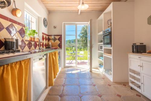 a kitchen with an open door to a patio at Mon Gîte en Provence avec piscine in Salernes